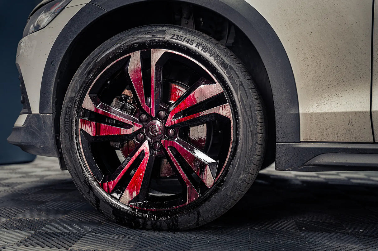 Shiny Garage D Tox Flyverust fjerner & fælgrens efter det sprøjtes på volvo xc60 fælg