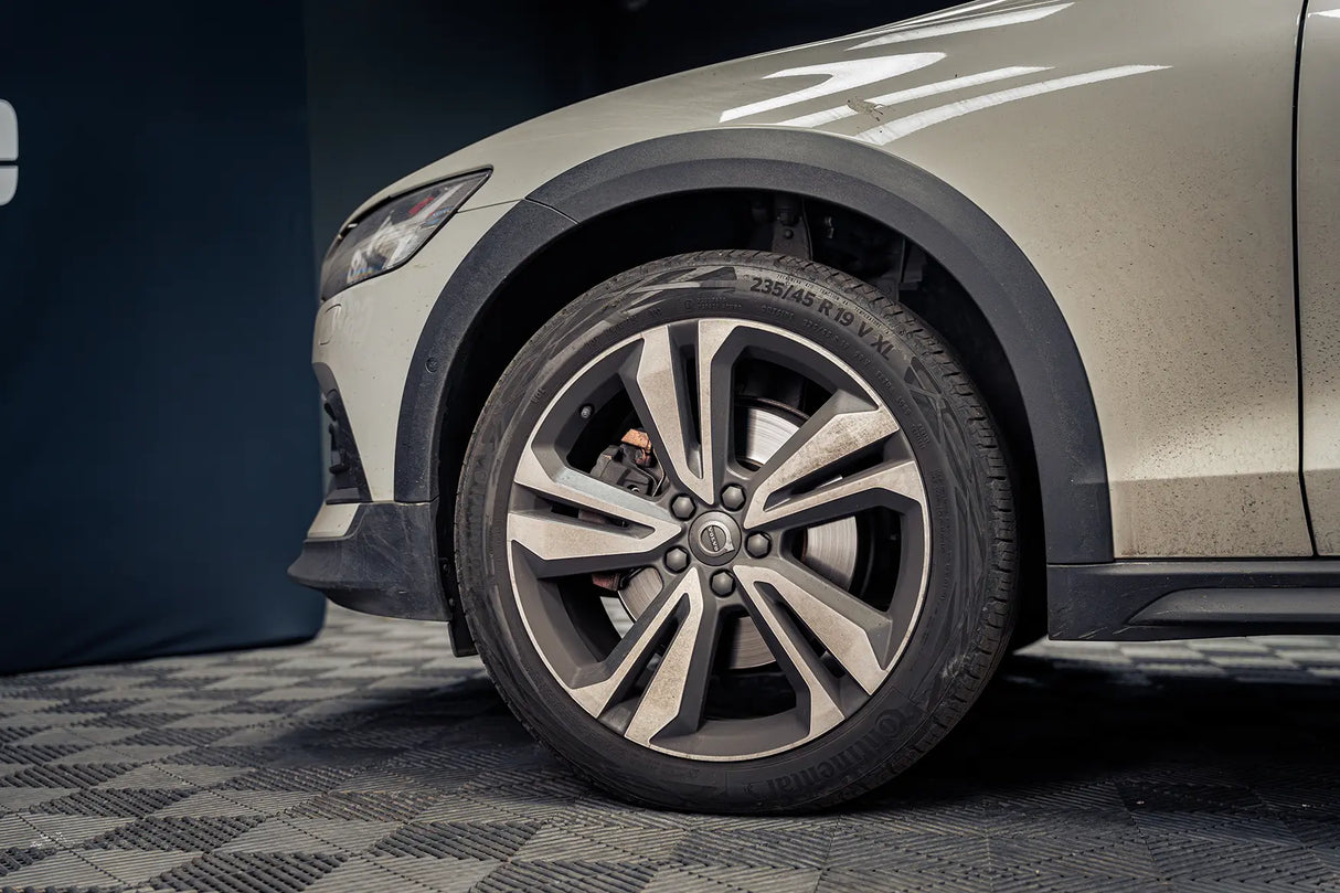 Shiny Garage D Tox Flyverust fjerner & fælgrens før det sprøjtes på volvo xc60 fælg