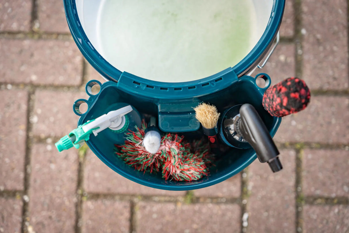 Monello Mezza Luna Bucket Organizer set fra oven, på vaskespand