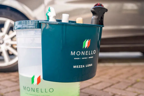 Monello Mezza Luna Bucket Organizer set fra siden, på vaskespand