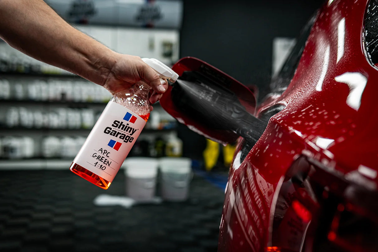 Shiny Garage APC Green sprøjtes ved tankdæksel