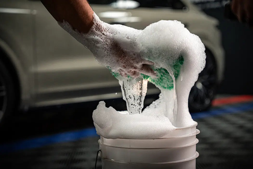 Shiny Garage Autoshampoo ONE i brug bilshampoo billed 1 af 3