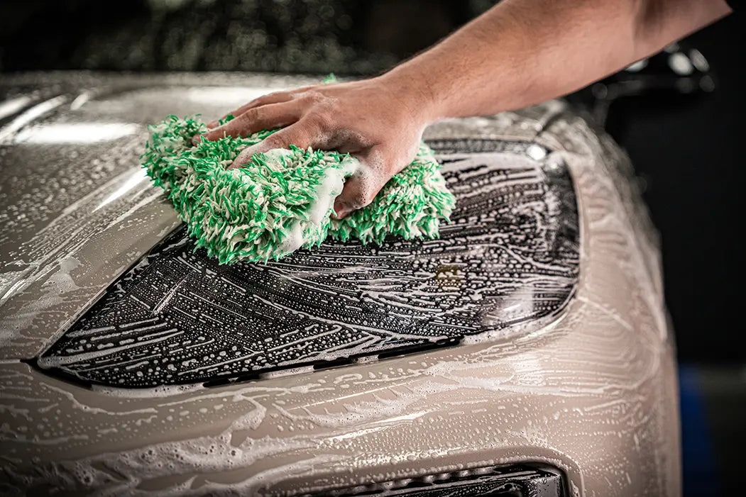 Shiny Garage Autoshampoo ONE i brug bilshampoo billed 2 af 3