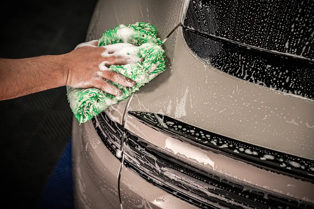 Shiny Garage Autoshampoo ONE i brug bilshampoo billed 3 af 3