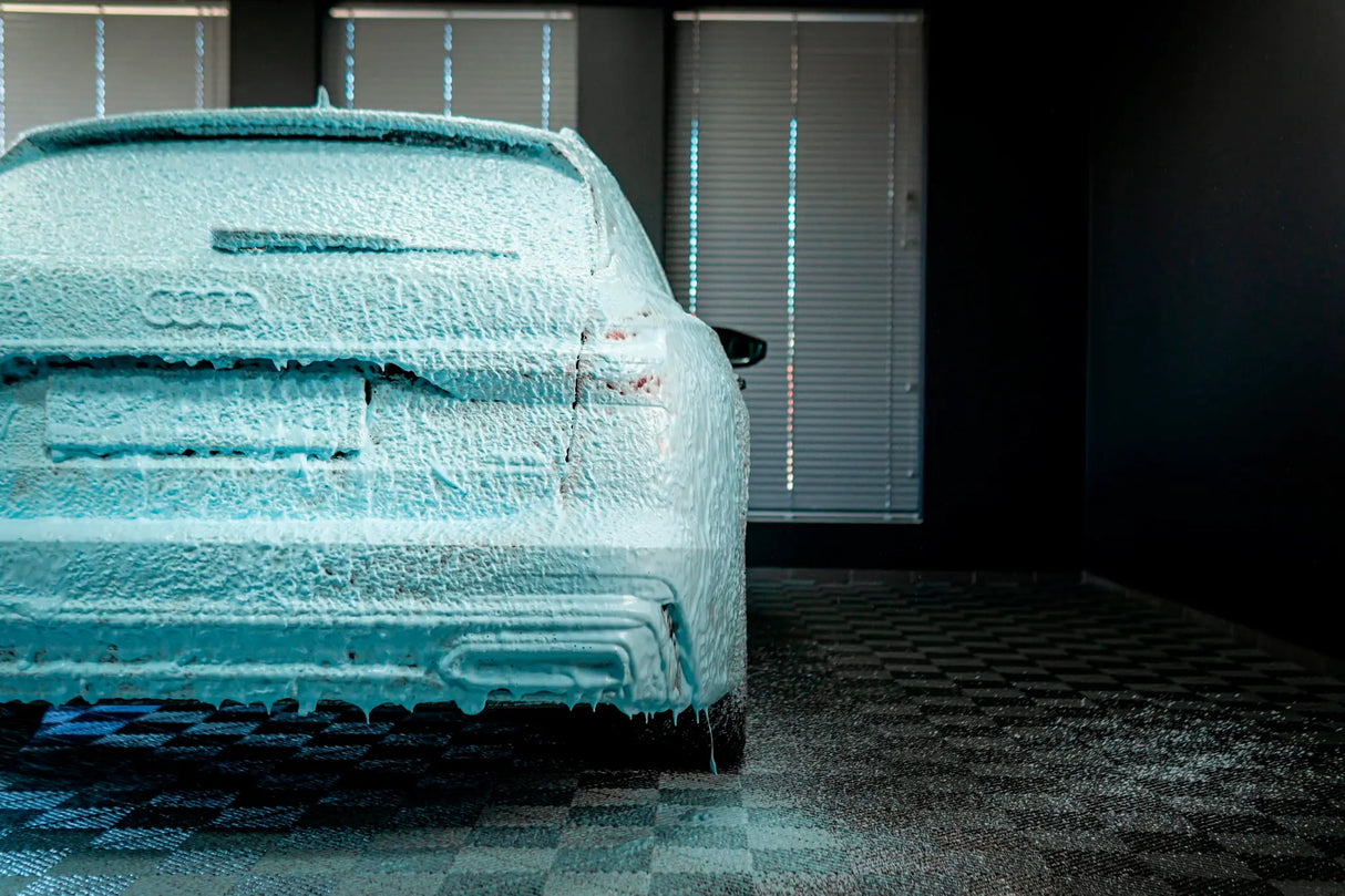 Shiny Garage Blue Snowfoam sprøjtes på Audi