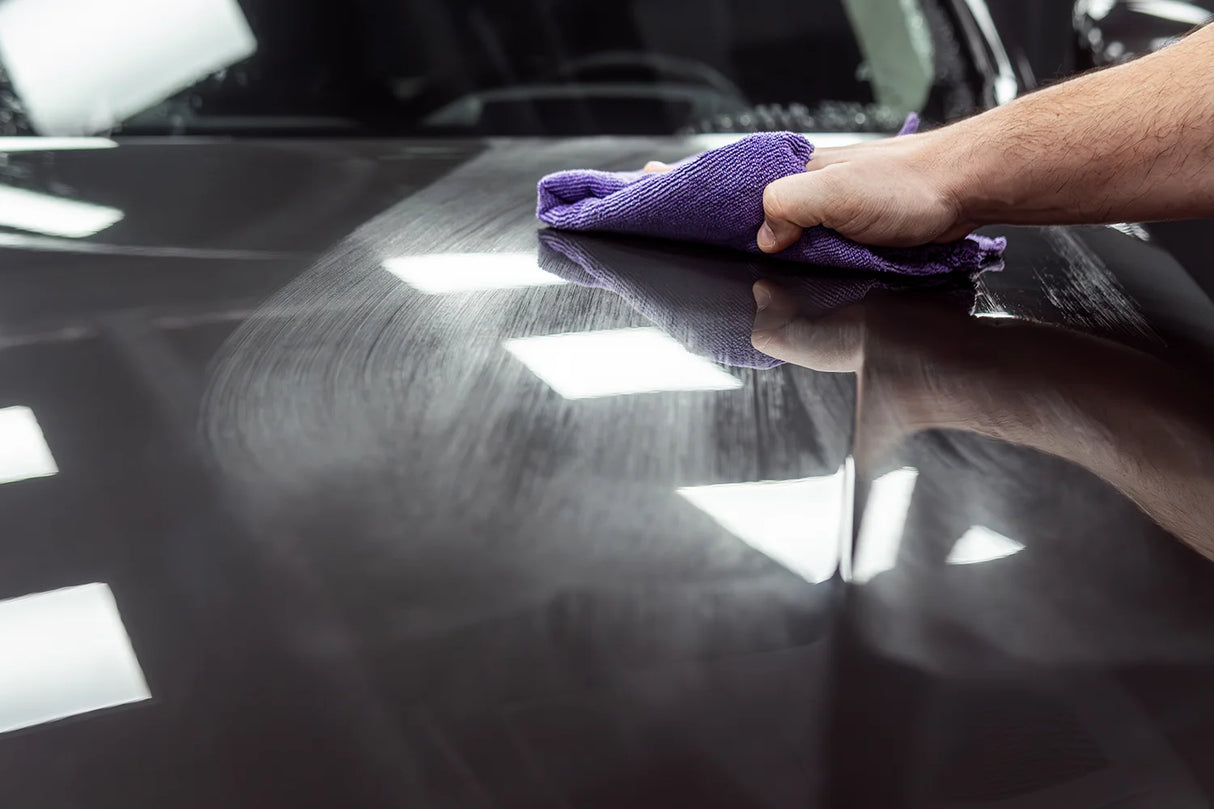 Shiny Garage Carnauba Spray voks påføres på Volvo XC90