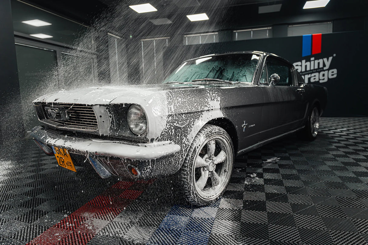 Shiny Garage Ceramic Quick Coat Skylle Lakforsegler sprøjtes på ford mustang