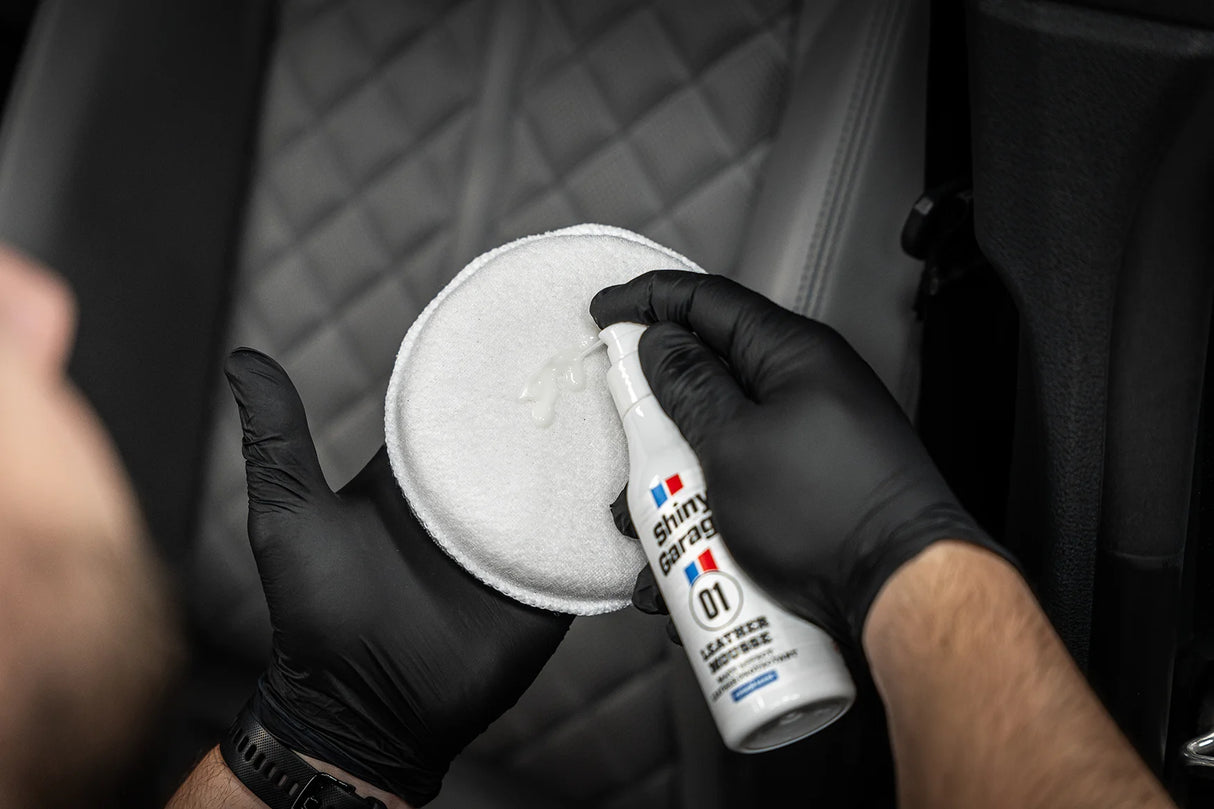 Shiny Garage Leather Mousse læderfedt påføres på en applikator