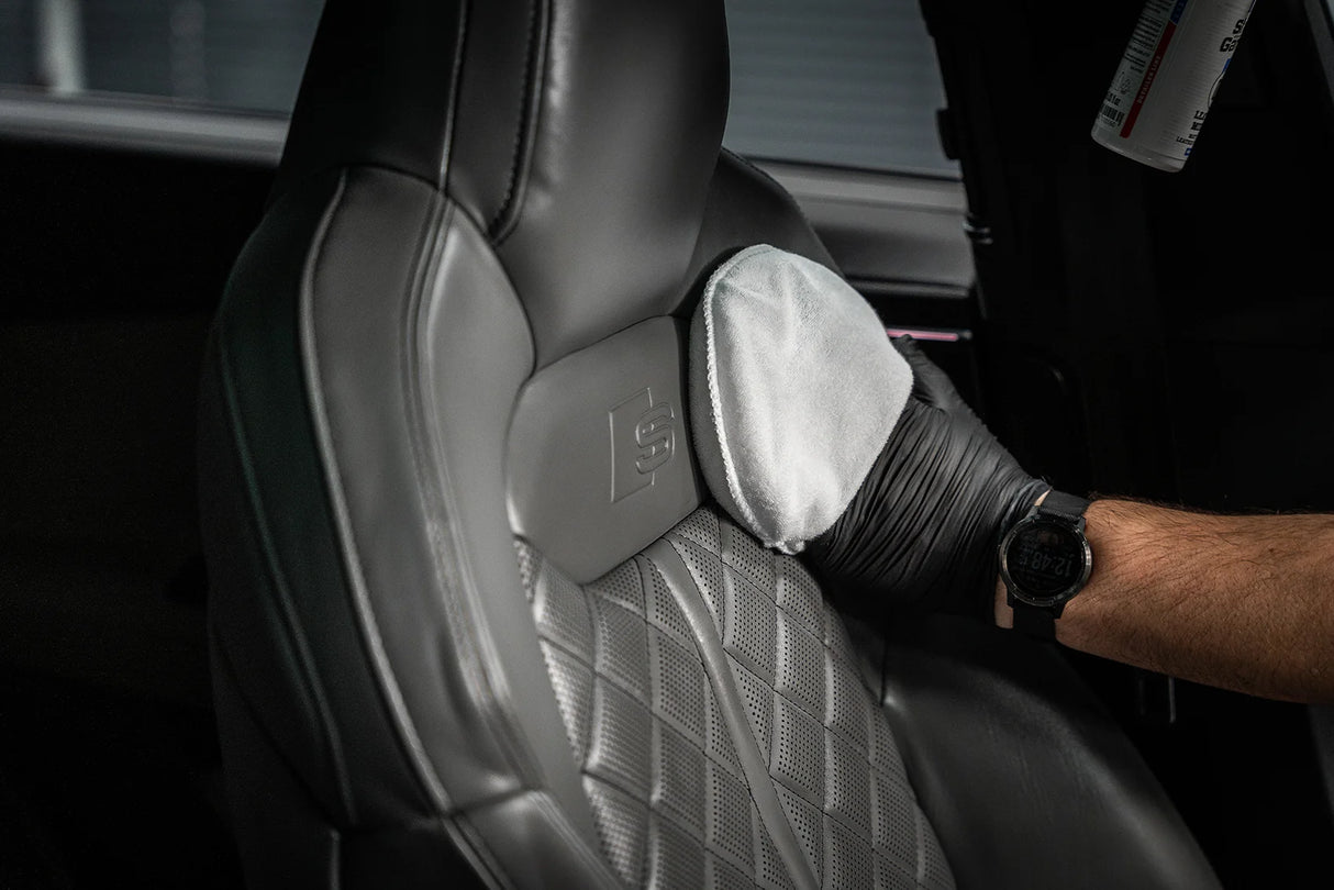 Shiny Garage Leather Mousse læderfedt påføres lædersæde