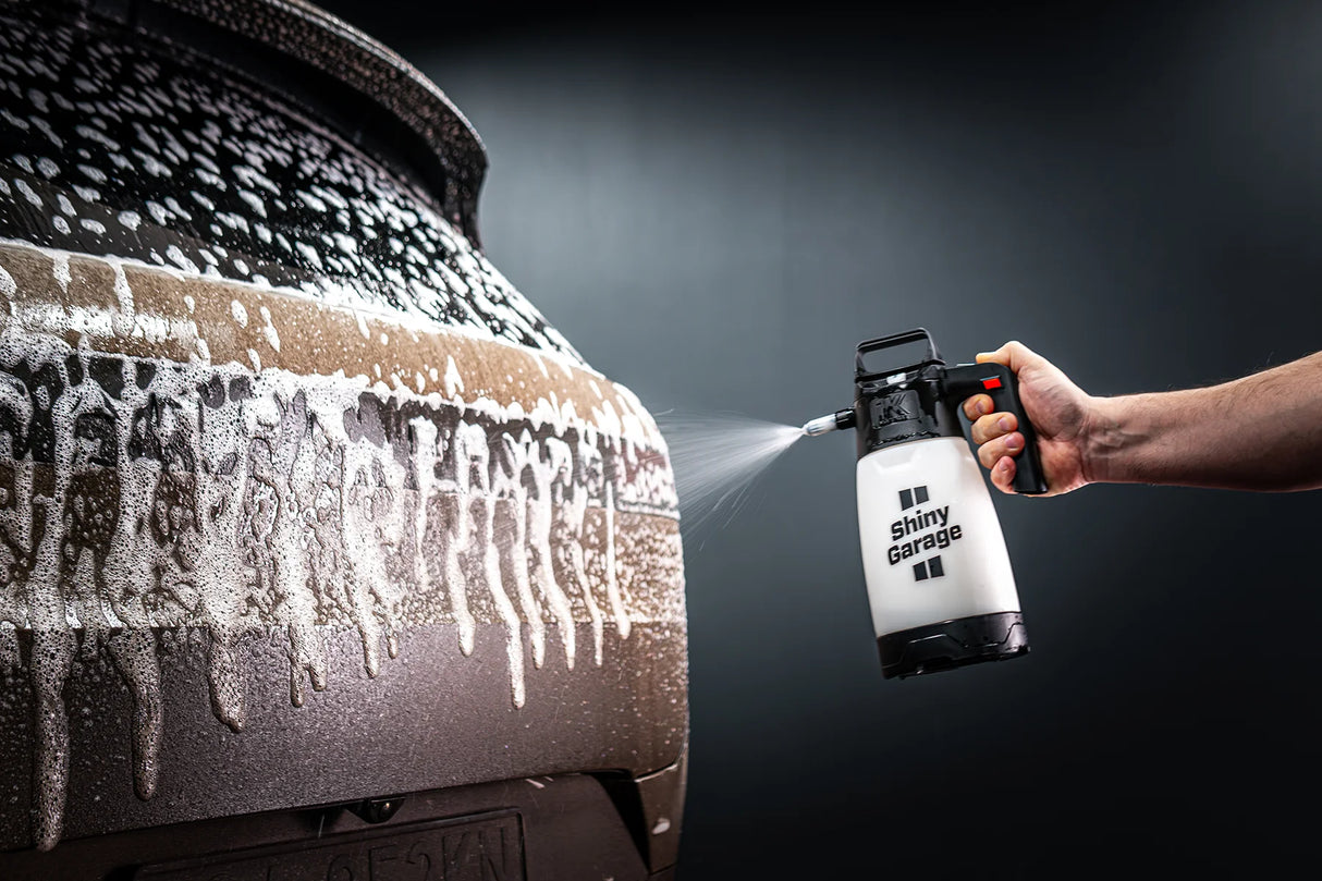 Shiny Garage Pre Wash Concentrate påføres på range rover