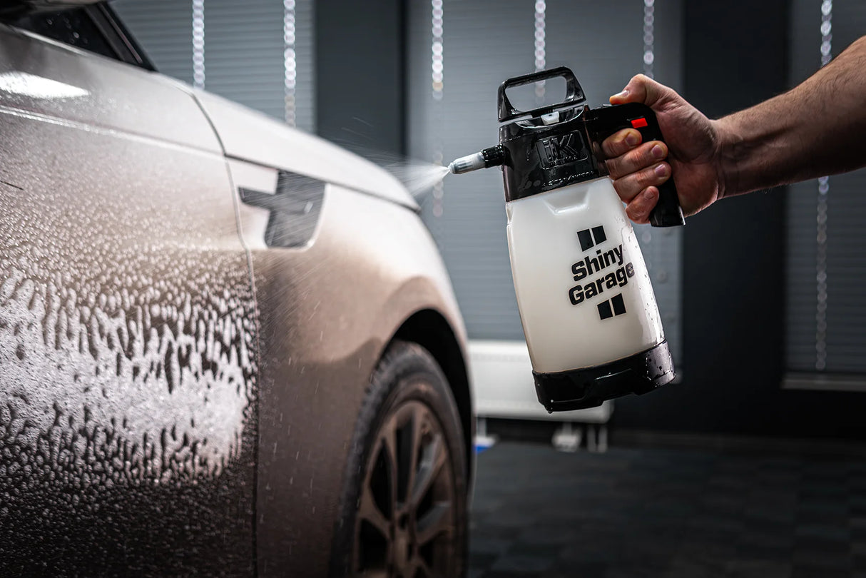 Shiny Garage Pre Wash Concentrate påføres range rover