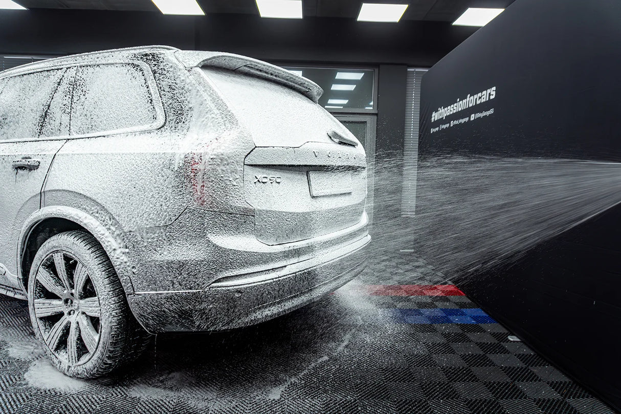 Shiny Garage Snowfoam fruit sprøjtes på Volvo XC90