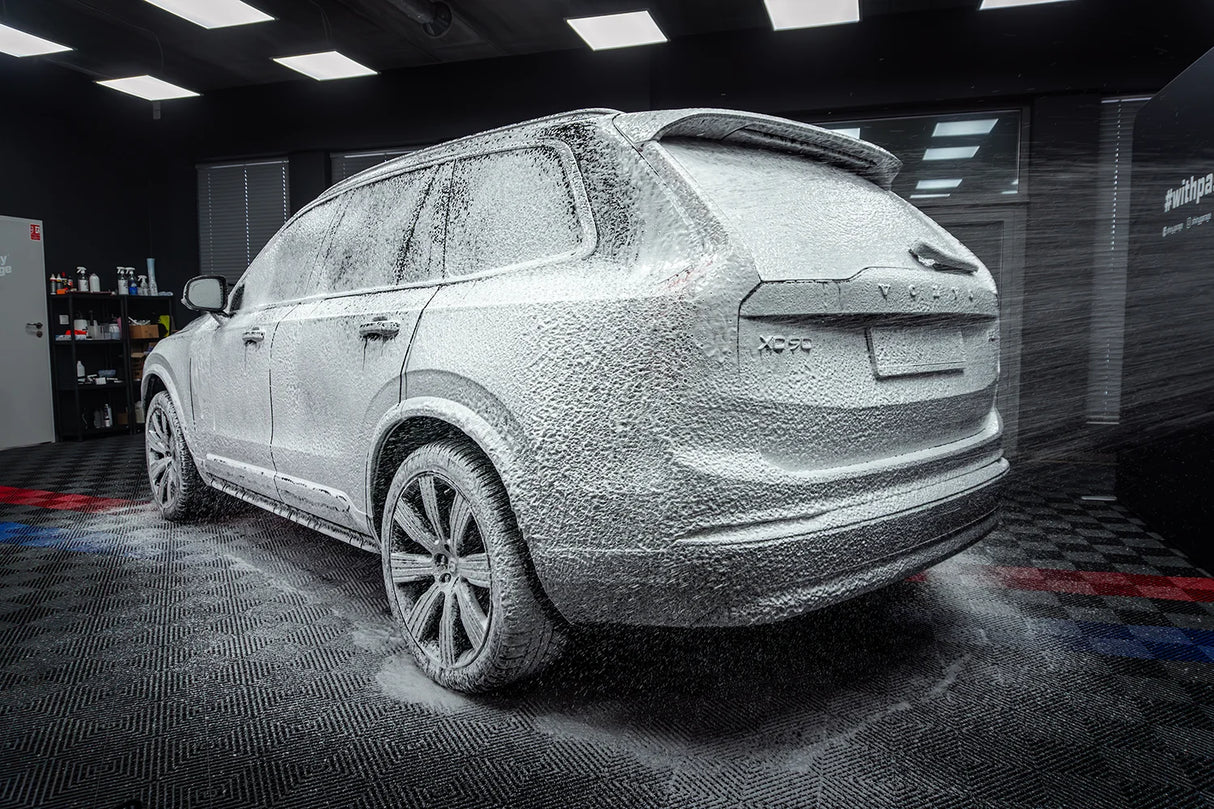 Shiny Garage Snowfoam fruit sprøjtes på Volvo XC90