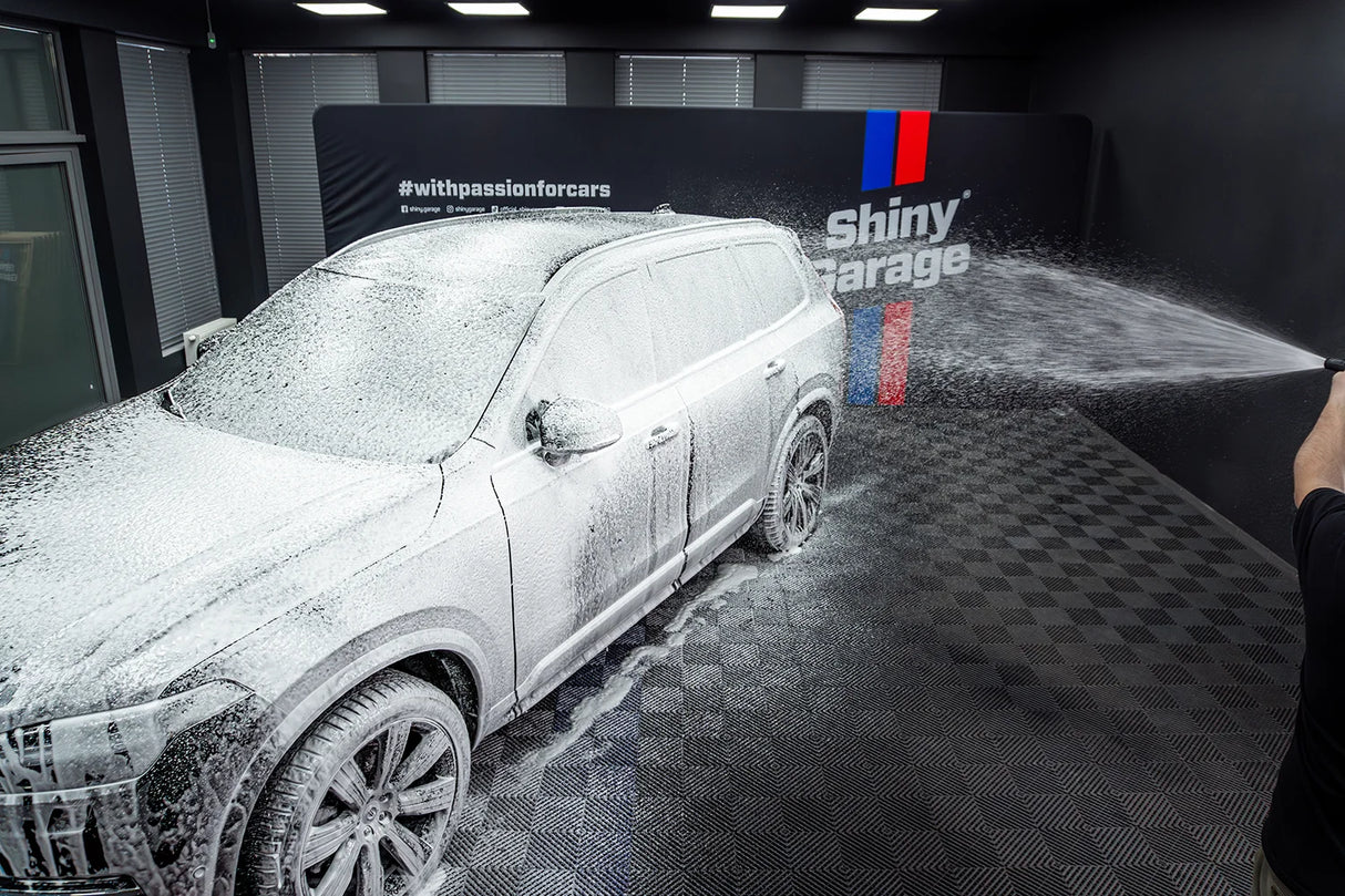 Shiny Garage Snowfoam fruit sprøjtes på Volvo XC90