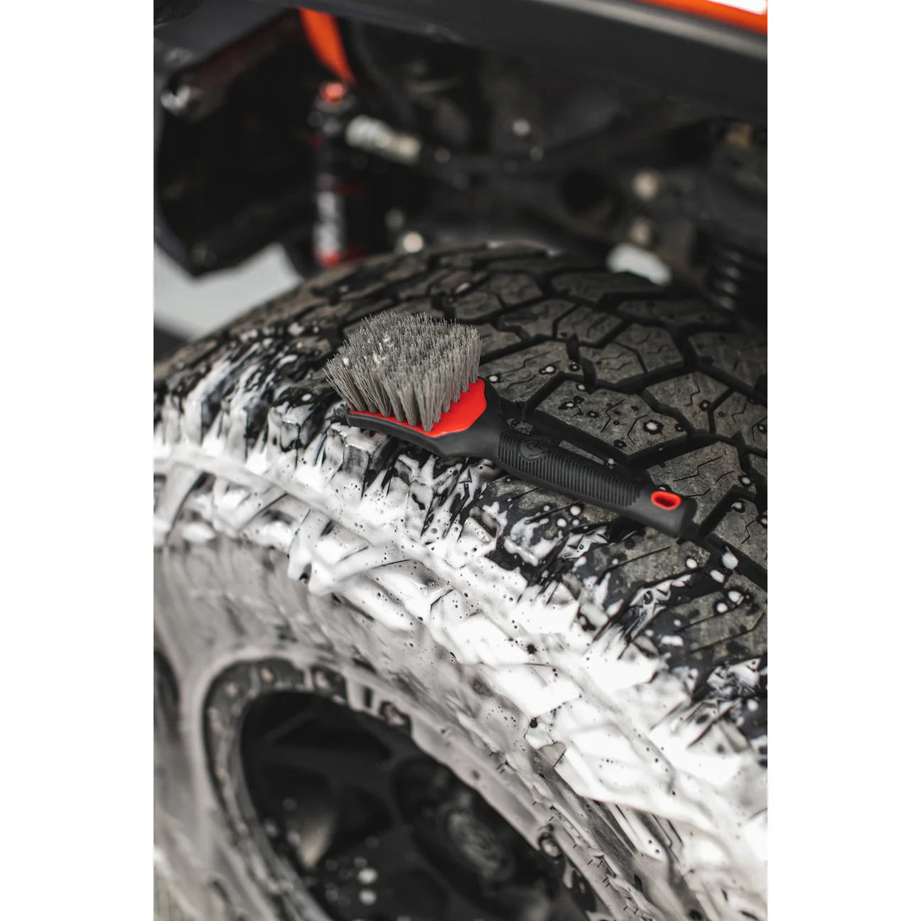 Detail Factory Tire Brush dækbørste rød i brug 1 af 4