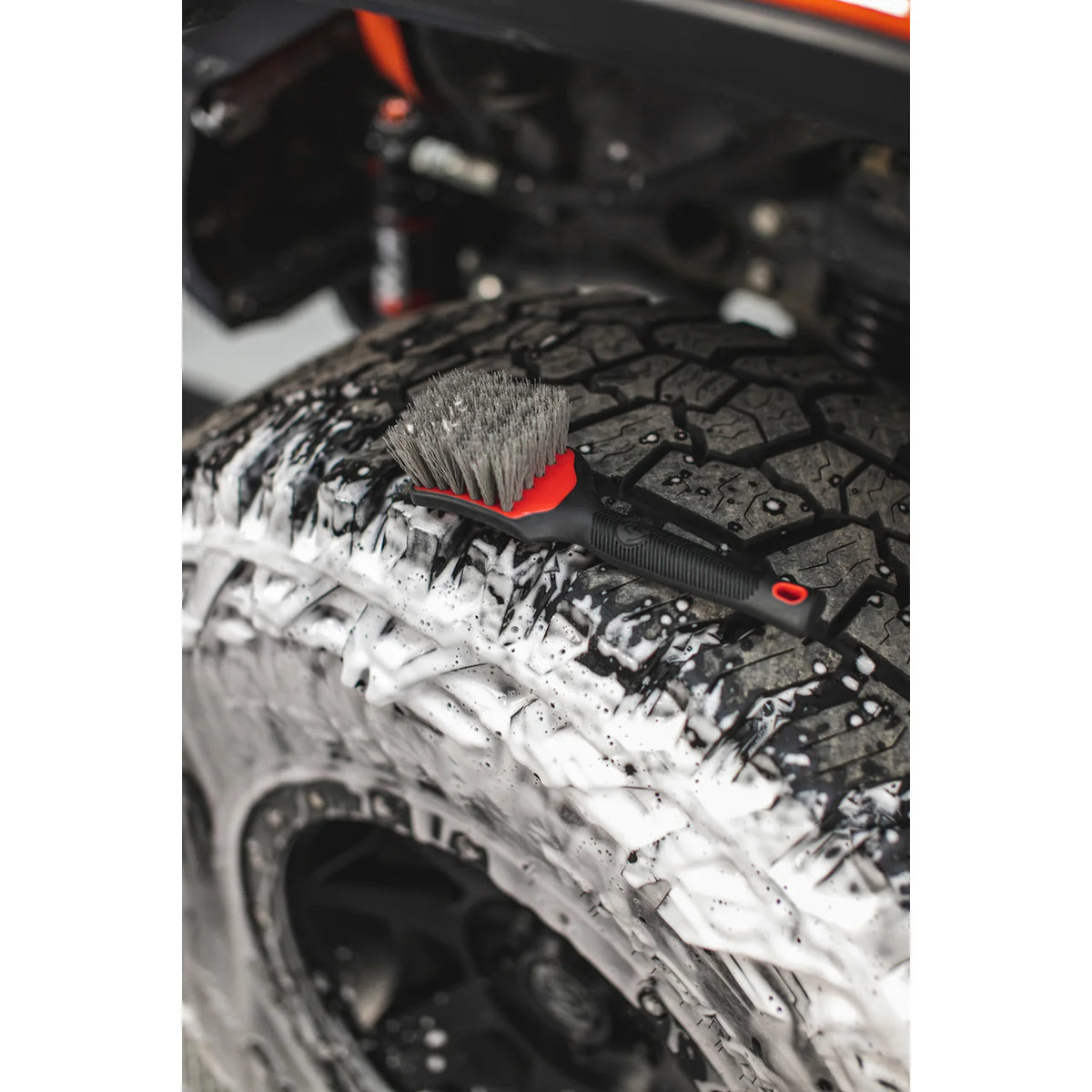 Detail Factory Tire Brush dækbørste rød i brug 1 af 4