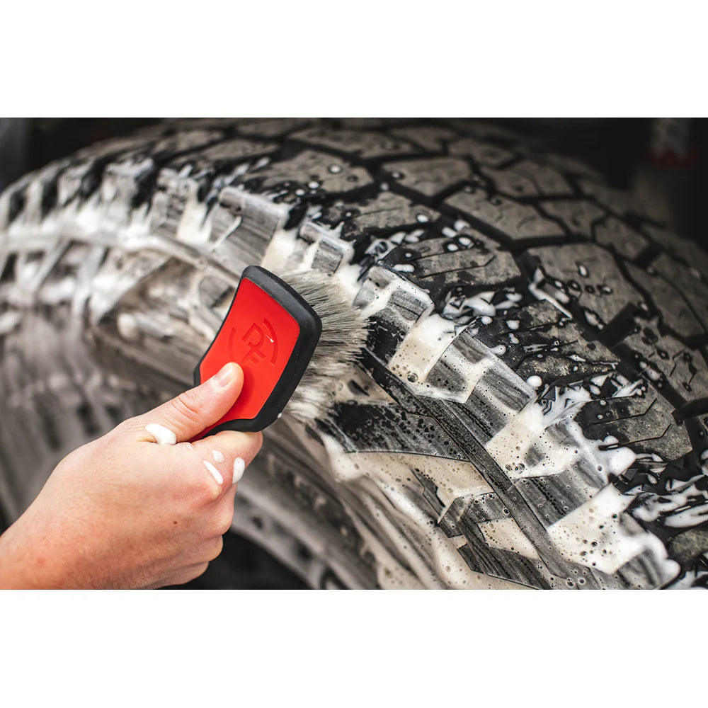 Detail Factory Tire Brush dækbørste rød i brug 2 af 4