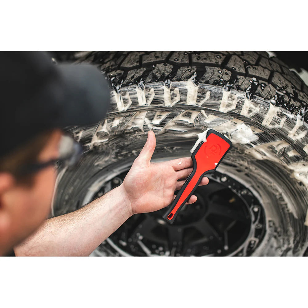 Detail Factory Tire Brush dækbørste rød i brug 3 af 4