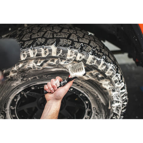 Detail Factory Tire Brush dækbørste rød i brug 4 af 4