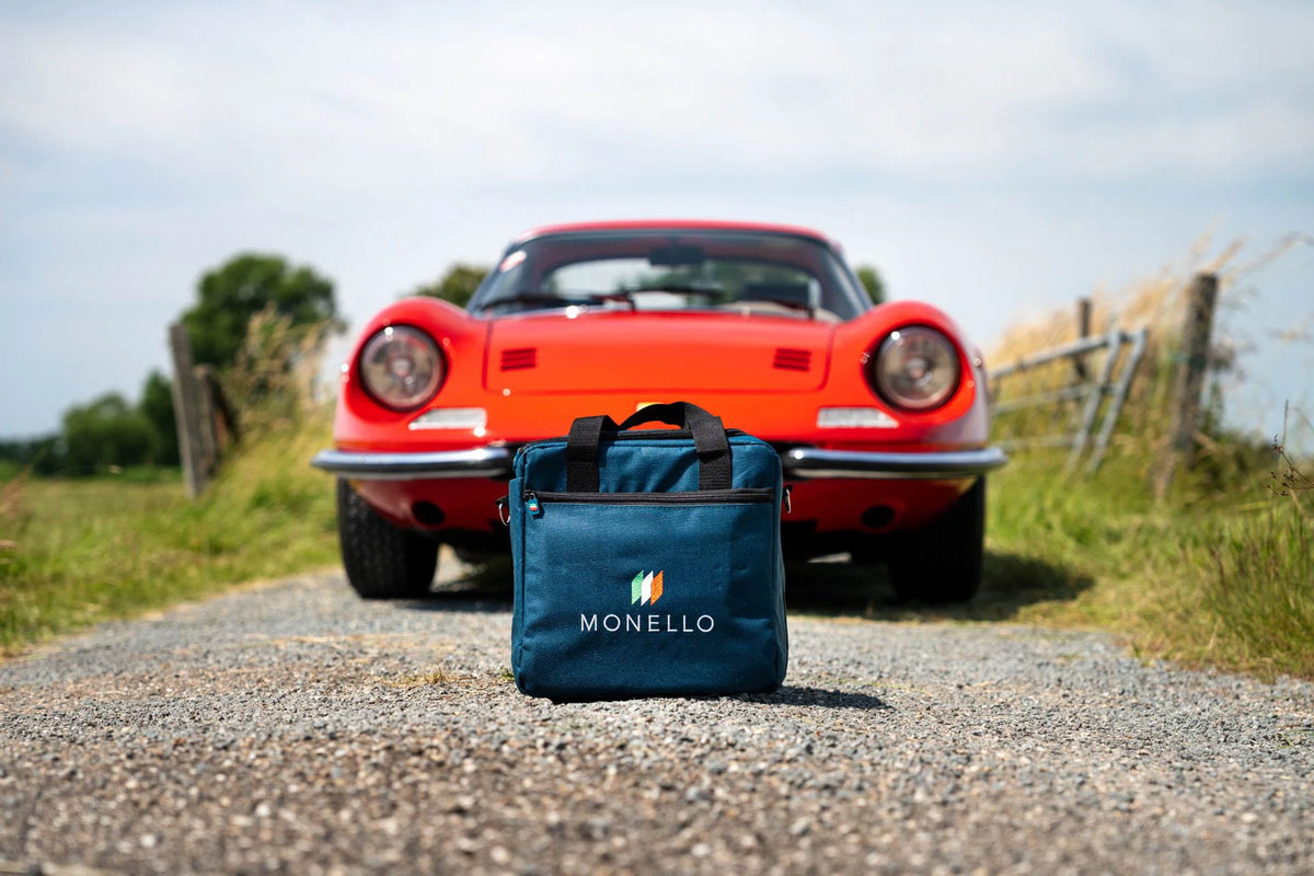 Monello Cubo Detailing bag bilpleje taske ses foran bil