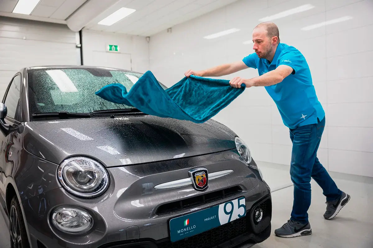 Monello Doppino Doppio microfiber håndklæde kastes over bilen