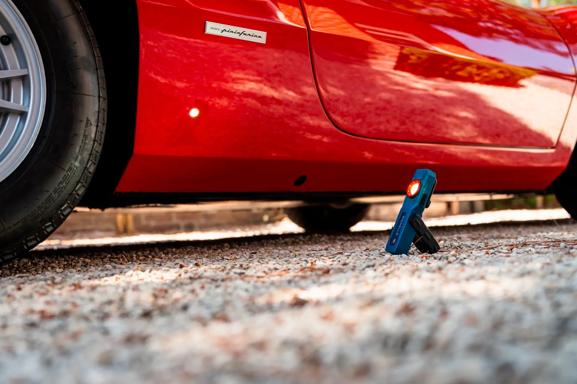 Monello skumlanse skummer bilen ind med snowfoam