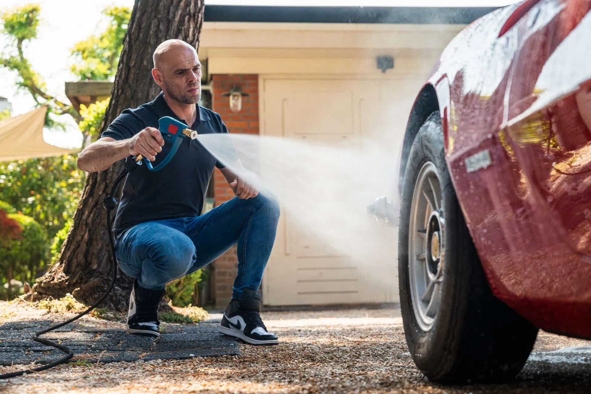 Monello Pistolgreb i brug, sprøjter siden af en bil