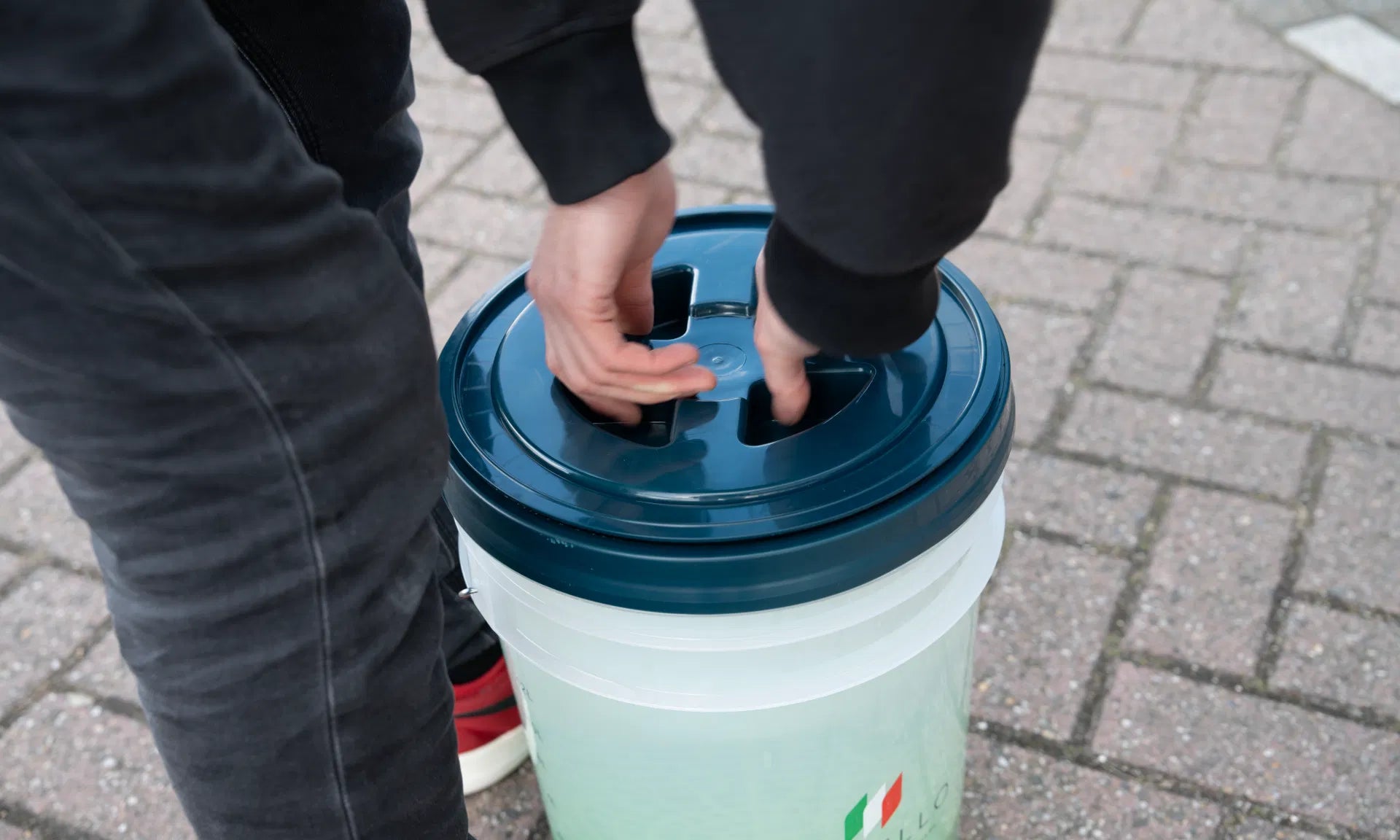 Monello vaskespand med rist vises med låg