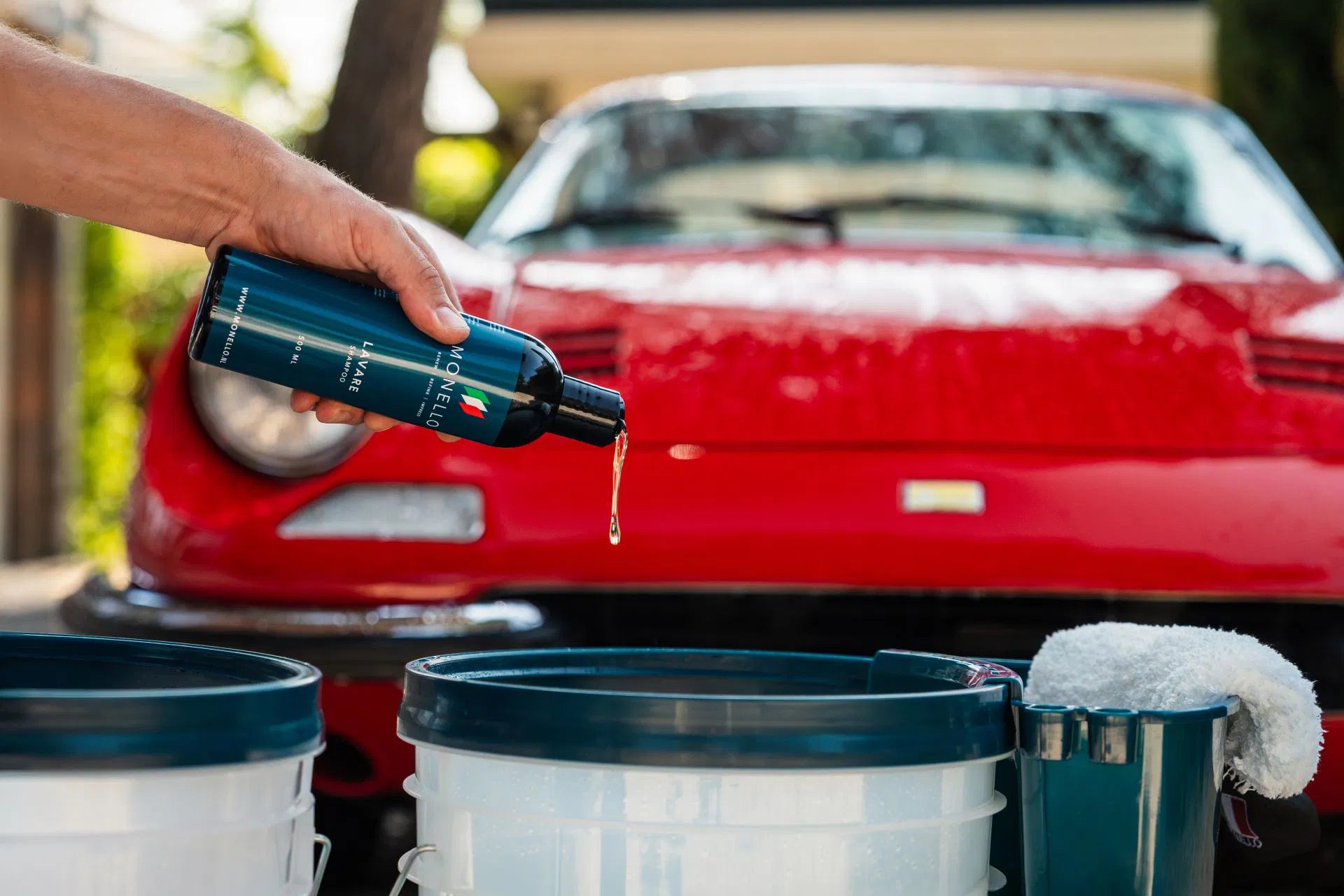 Monello vaskespand med rist shampoo hældes i