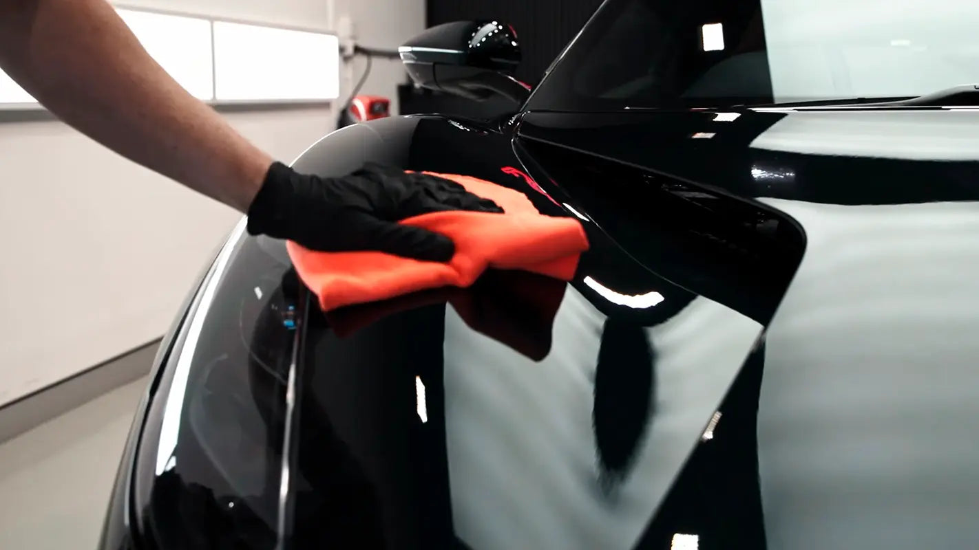 NXTZEN 365PRO påføres på bil med klud