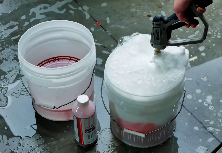 NXTZEN Foam Decon Bilshampoo skummes op i vaskespand