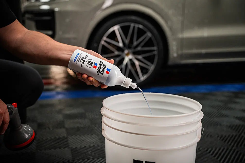 Shiny Garage Autoshampoo ONE bilshampoo hældes i vaskespand