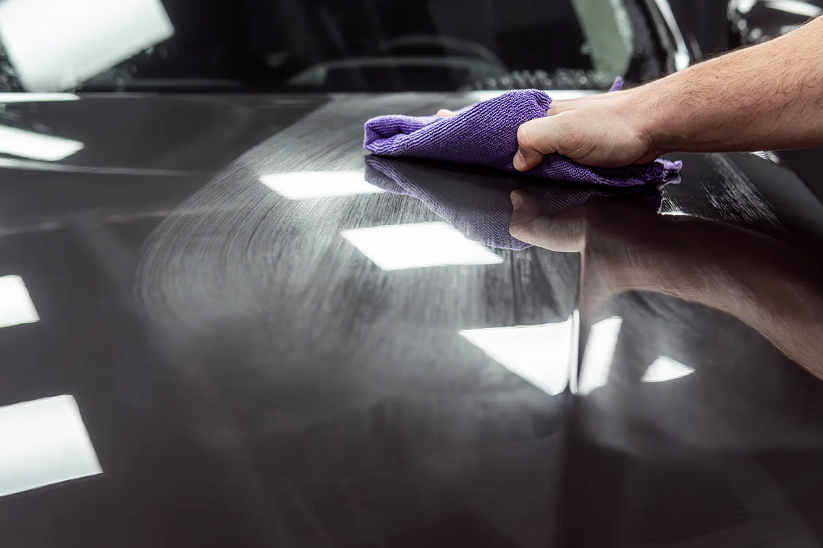 Shiny Garage Carnauba Spray voks påføres på Volvo XC90