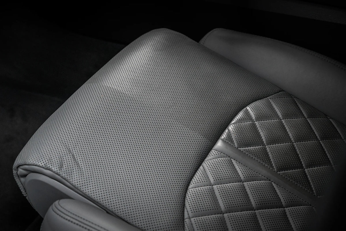 Shiny Garage Leather Cleaner Læderrens lædersæde som er beskidt og rent 50/50