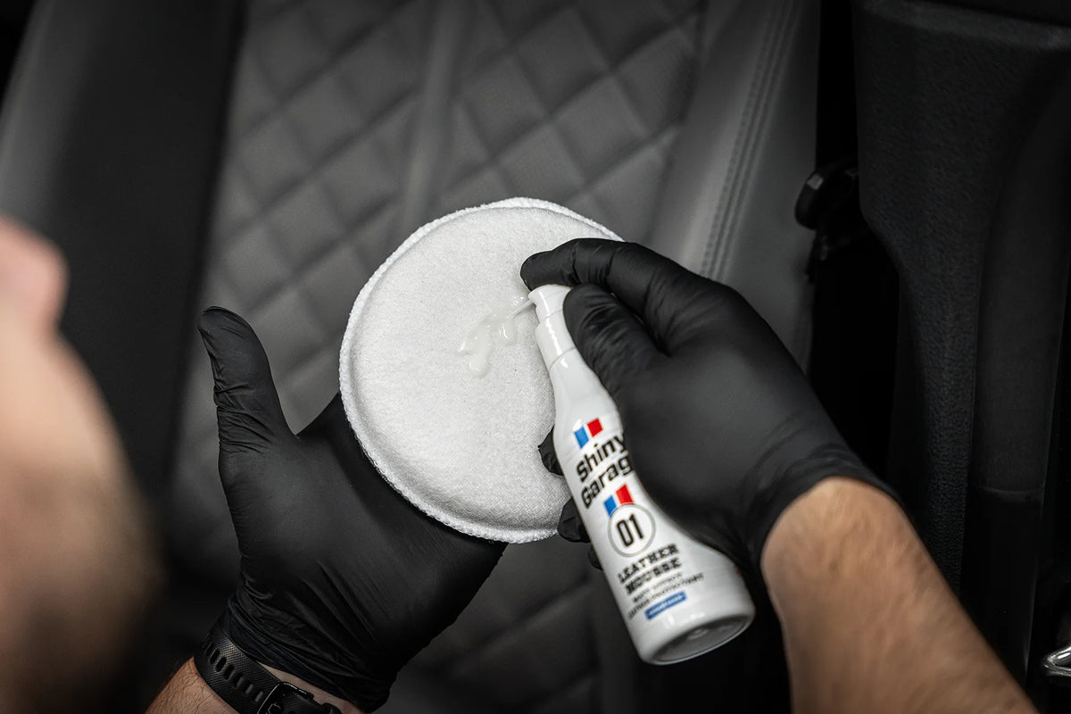 Shiny Garage Leather Mousse læderfedt påføres på en applikator