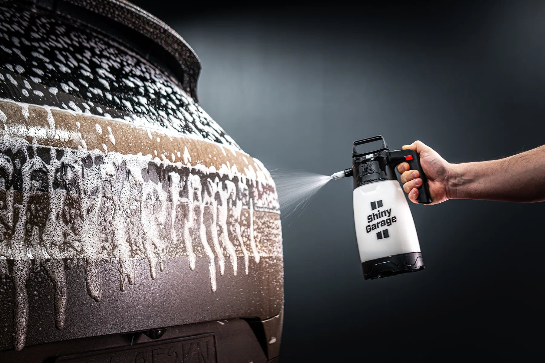 Shiny Garage Pre Wash Concentrate påføres på range rover