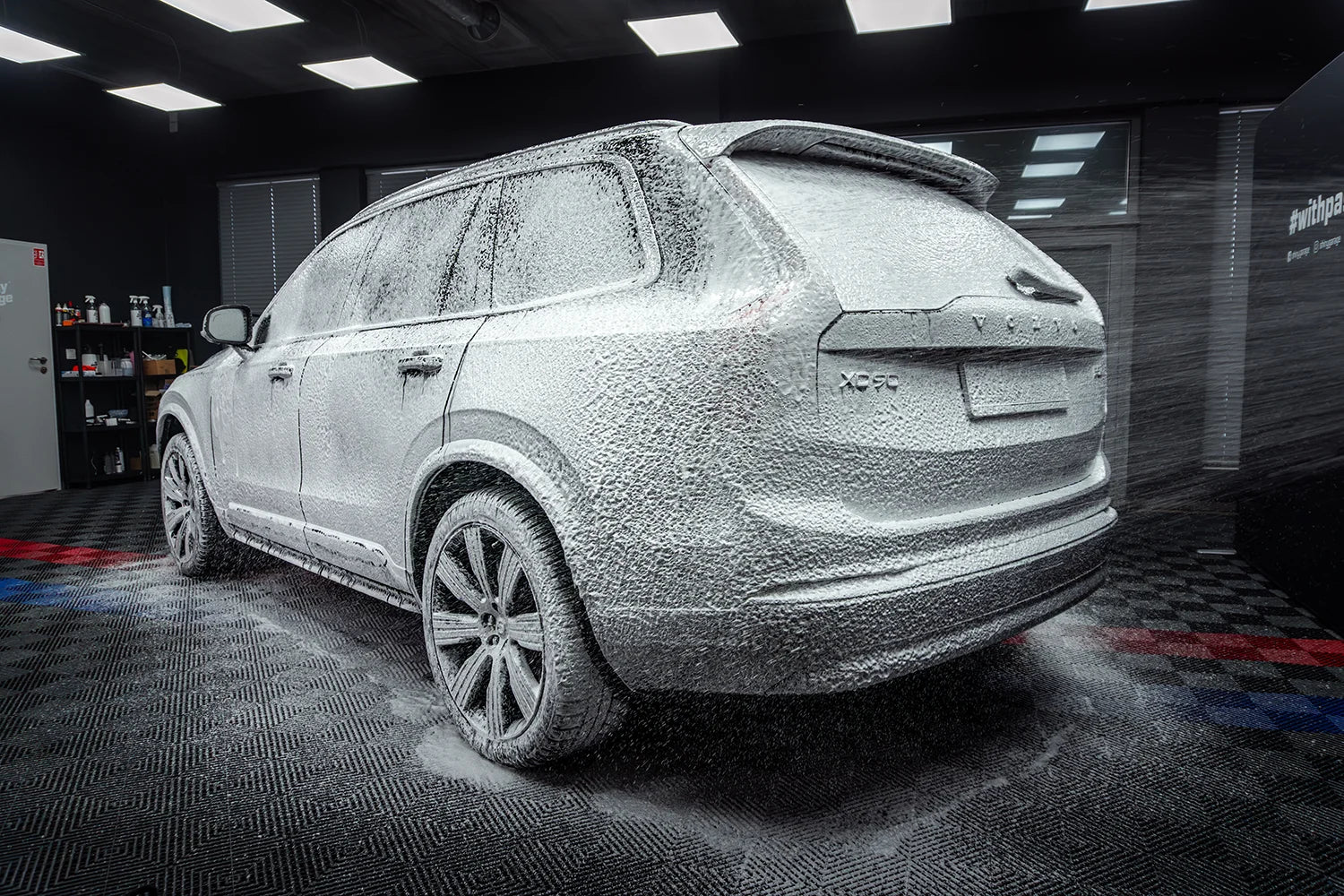 Shiny Garage Snowfoam fruit sprøjtes på Volvo XC90